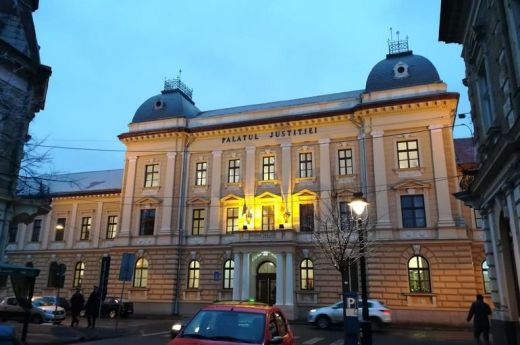 Vádat emeltek a férfi ellen, aki a gyanú szerint seprűnyéllel verte terhes feleségét