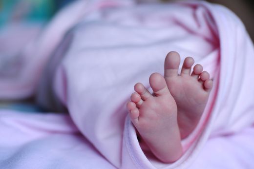 Egy mezőn hagyta öthetes babáját egy fiatal nő Szeben megyében