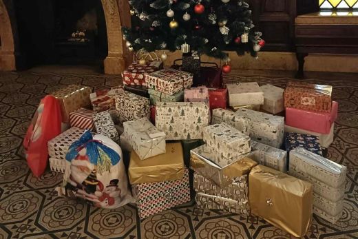 Még mindig várják a cipősdoboz-ajándékokat a Károlyi-kastélyban