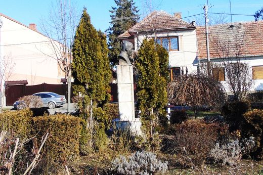 Kvíz: kinek a szobra áll a szatmári Deák / Titulescu téren?