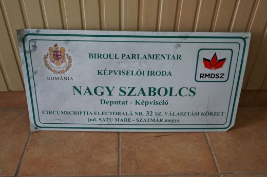 Megrongálták a Nagy Szabolcs képviselő tasnádi irodáját jelző tábláját