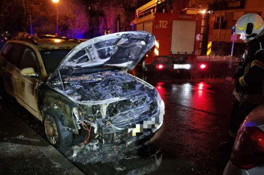 Szatmárnémeti: vizsgálatot indított a rendőrség a lángba borult taxi ügyében - KÉPEK