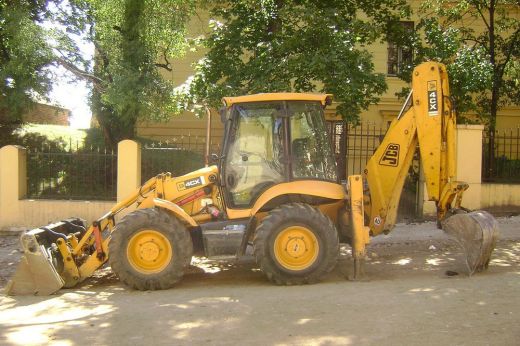 Letépte a villanyvezetékeket a részeg markológépes