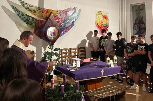 Fiatalok adventi készülete: ifjúsági imaórát szerveztek a szatmárnémeti Szentlélek templomban