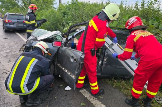 Fának csapódott, majd árokba borult egy autó Gombáspusztán