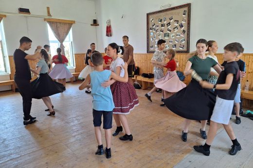 Kolozs megyében edzőtáborozott a Pusztadaróci Pünkösdi Rózsák néptáncegyüttes - Képgaléria