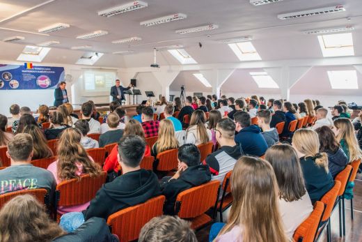 „Olyanok vagyunk, mint megkopott legendák” - Rendhagyó művelődéstörténeti és irodalomóra a Nagykárolyi Elméleti Líceumban