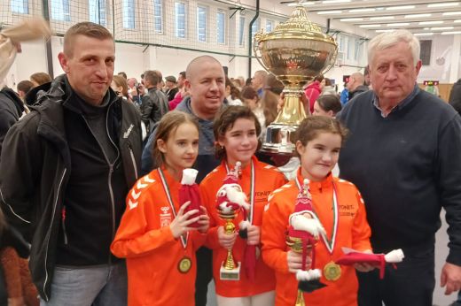 Aranyérmek, óriásserleg és ezüstérem a szatmári lányoknak