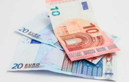 Történelmi csúcsot ért el az euró: átlépte az 5 lejes lélektani határt