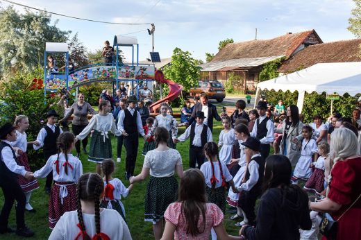 A nagy, közös tánc előtt egy kisebbel ünnepeltek Szamoskrassón
