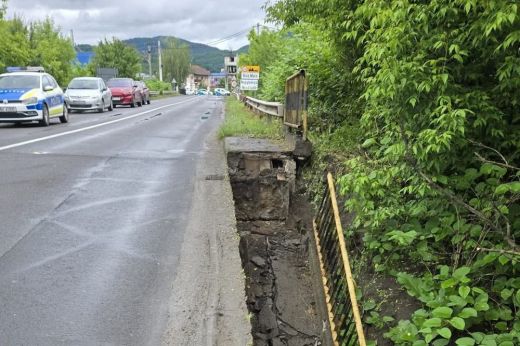 Járhatatlanná vált a nagybányai körgyűrű, miután részlegesen beomlott egy híd a Zazar fölött