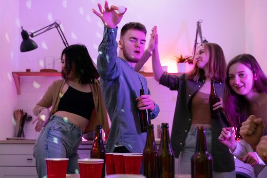 Túl hangos a zene, 22 óra után fúr a szomszéd? Sebaj, olyan bírságot kaphat érte, hogy eladja a hifit és a fúrót is
