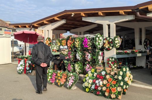 Már most bőséges a választék a temetői virágokból és koszorúkból