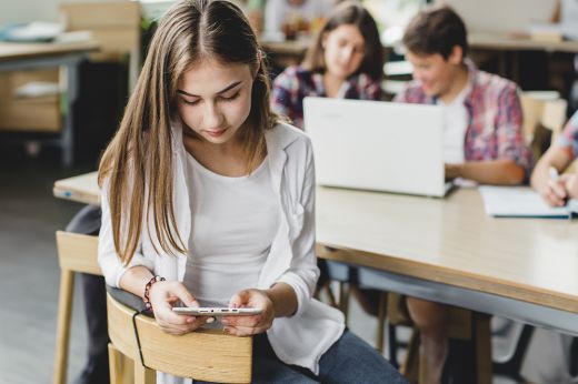Ön támogatja a mobiltelefonok teljes betiltását az iskolákban? Így vélekednek az intézményvezetők