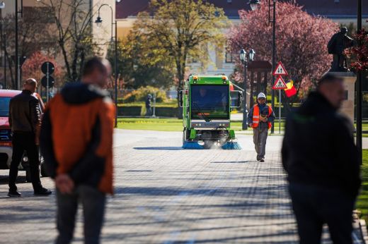Utolsó simítások a főtéren. Szerdán hivatalosan is átadják a megújult városközpontot