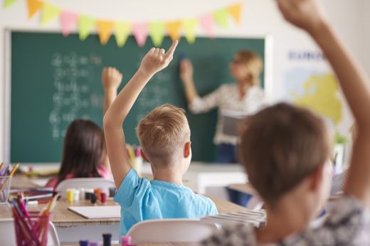 A tanulók hétfőn visszatérnek az iskolapadokba. A következő vakációra sem kell sokat várni