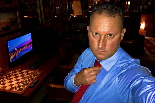 Alekosz Hofi Gézához hasonlította magát és a Karinthy-gyűrűt követeli: „Vegyék el azoktól, akik méltatlanok rá”