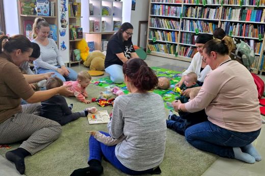 Zengő-Bongó: baba-mama foglalkozás a Szatmár Megyei Könyvtárban