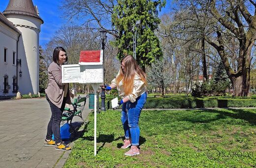Olvass a szabadban! Idén is elhelyezték a könyvfészkeket a Károlyi-kastély parkjában