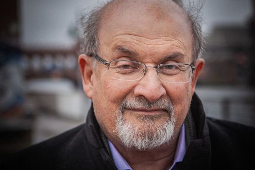 Gyilkossági kísérlet miatt vádat emeltek Salman Rushdie támadója ellen