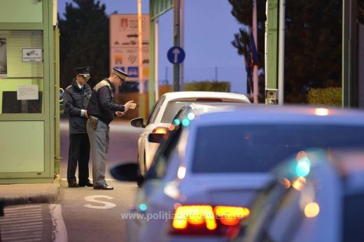 Hamis jogsival érkező autóvezető bukott le a petei határnál
