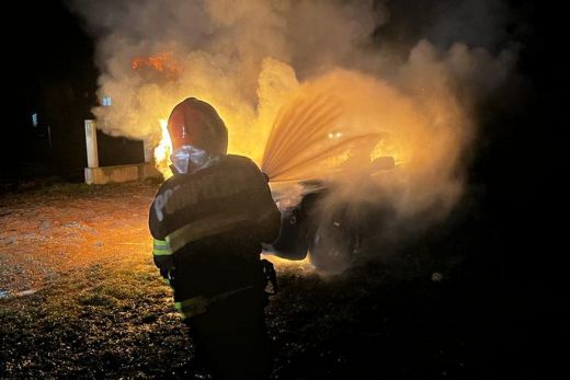 Szinte teljesen kiégett egy parkoló autó Avasfelsőfaluban - KÉPEK
