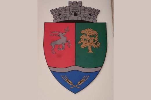 Mit jelképeznek a szimbólumok Mikola község új címerében?