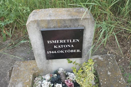Szatmárnémeti: magyar feliratot ragasztottak az Ismeretlen katona román nyelvű sírkövére. Az RMDSZ elítélte a cselekedetet