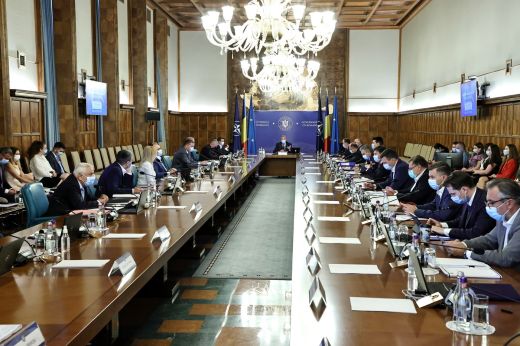 Cărbunaru: a kormány aggódik az esetszámok növekedése miatt; a kormányülésen maszkot viseltek a miniszterek
