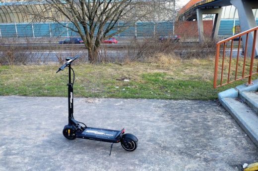Brüsszelben 112 kilométer/órás sebesség miatt előállítottak egy elektromos rollerest