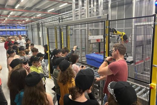 Sci-fi pillanatok a jövőből: Kölcseysek Közép-Kelet-Európa legmodernebb robotizált raktárába látogattak el