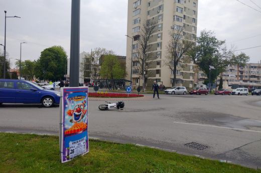 Nagykároly: robogóst gázoltak a körforgalomban
