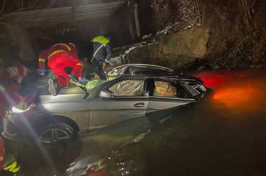 A jeges vízbe zuhant az útról lesodródott autó Vámfaluban – négy személyt kórházba szállítottak