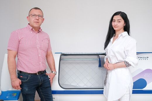 Tizennyolc ágyhoz kötött év után, a hiperbár oxigénterápiának köszönhetően újra jár a Szatmár megyei lány
