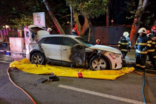 A tűz után még 72 óráig megfigyelés alatt tartják a kiégett villanyautót. KÉPEK