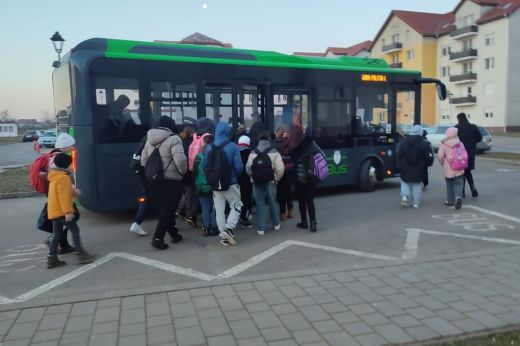Díjtalanul buszozhatnak a nagykárolyi gyerekek. Ezekre a dokumentumokra van szükség az ingyenes bérlet igényléséhez