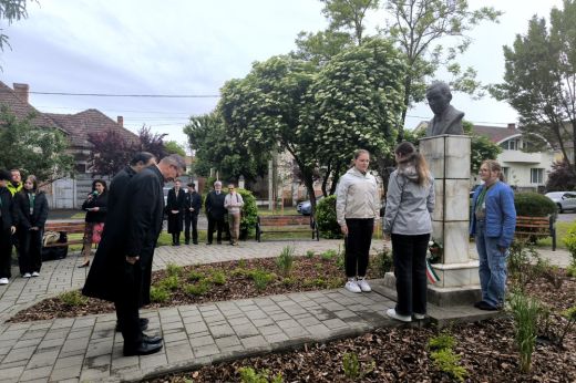 Gyenge testbe zárt erős lélek volt. Dsida Jenőre emlékeztek Szatmárnémetiben