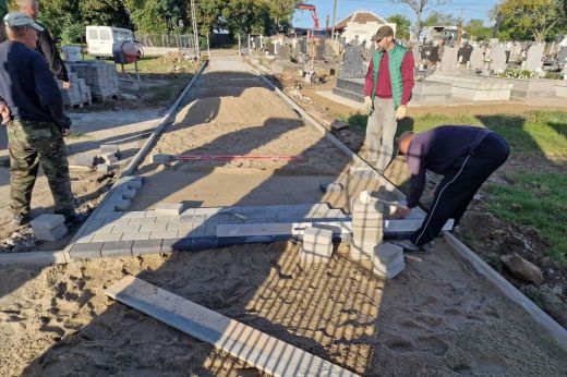 Mezőteremi körkép: Térkövezik a temető bejáratát, a szennyvízhálózat kiépítése is a végéhez közelít
