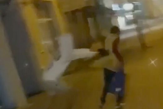 Megaláztak és fellöktek egy hajléktalan asszonyt Nagykárolyban. A rendőrség azonosította a fiatalokat