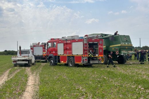 Kigyulladt egy aratásra készülő kombájn. A sofőrt égési sérülésekkel szállították kórházba