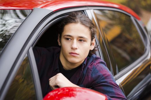 Szenátus: 17 éves kiskorú is vezethet gépjárművet, ha felnőtt kísérője tíz éve rendelkezik jogosítvánnyal