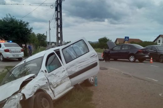 Daciák ütköztek Vámfaluban. Két személyt kórházba kellett szállítani - KÉPEK