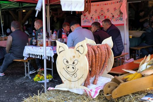 Disznóságokban és jókedvben idén sem volt hiány. Kolbásztérinbába a Borókagyökér Egyesületnél