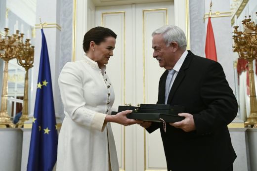 Novák Katalin kitüntetésben részesítette Kató Béla püspököt