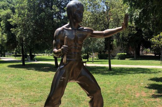 Darabokra vágva találták meg Bruce Lee mostari szobrát