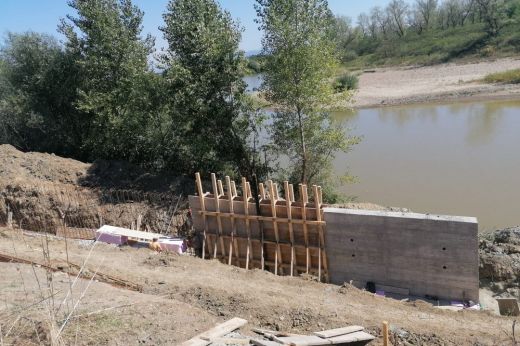 Zajlik az úszóhulladék-gyűjtő rendszer kiépítése a Szamos szatmárudvari szakaszán
