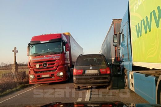 Példátlan helyzet Halminál: kedd délelőttre már 60 órára nőtt a kamionosok várakozási ideje – KÉPEK