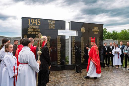 Méltóságteljes ünnepségen avatták fel a deportáltak emlékművét vasárnap Mezőteremen