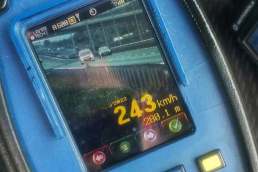 243 km/órás sebességgel hajtott egy sofőr az A1-es sztrádán