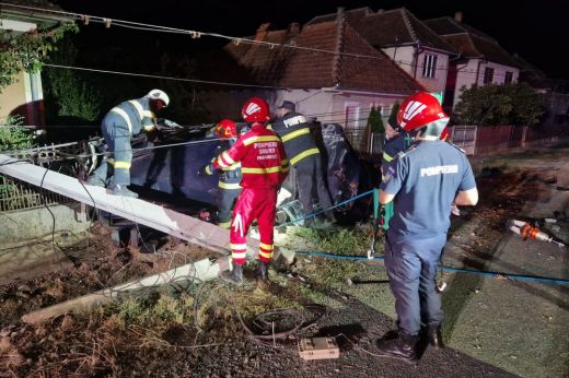 Súlyos baleset Avasújvárosban: egy autó kiütött egy villanyoszlopot, majd felborult